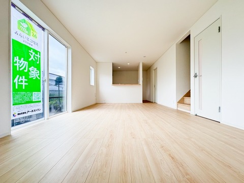 採光に配慮した広々としたリビング。大きな窓から差し込む自然光が空間を明るく包み、家族のだんらんをゆったりとお楽しみいただける居心地の良い空間が広がります。
