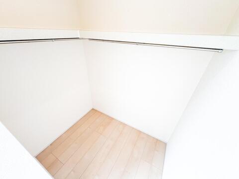 ゆとりのあるウォークインクローゼットは、洋服やバッグなどをまとめて整理できる便利な空間です。収納力に優れており、すっきりと片付くため、衣類の管理がしやすく、毎日の支度がスムーズになります。