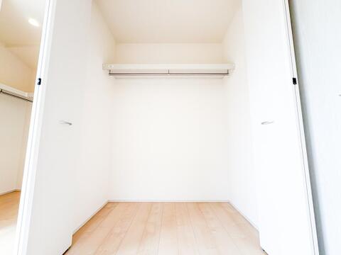 居室に備えられた十分な容量のクローゼット収納。季節物や衣類の整理がしやすく、収納力の高さが日常の暮らしの快適さを支える実用的な設計です。