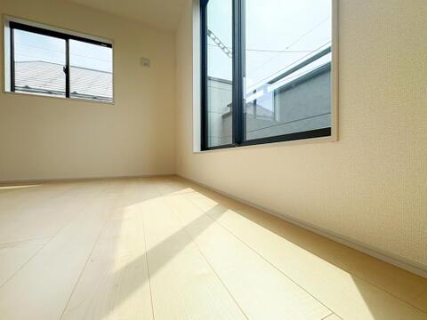 日差しが室内にしっかりと届きます。2階建ての建物が立ち並ぶ用途だからこその安定した太陽の存在を感じることができます。将来にわたって変わらない環境の大切さに喜びを感じます。