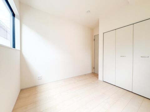 明るく広々とした子供部屋。採光が良好で勉強に集中しやすい環境が整っています。成長に合わせてレイアウトを変えやすい使い勝手の良い空間でございます。