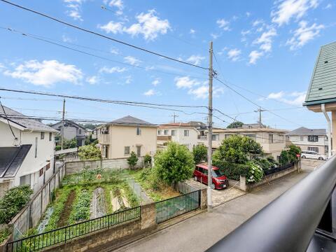 落ち着きのある住宅街に立地し、日常の生活が静かに流れる環境が魅力です。周辺には緑も多く、散歩やジョギングにも最適。心身ともにリラックスできる住環境が整っています。