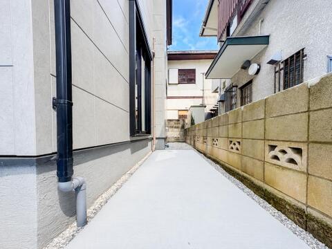 カースペースとは別に建物南側は土間うちがされています。そのため自転車の駐輪やお洗濯もの干し、お子様との遊び場など多様な用途で使えるスペースがございます。
