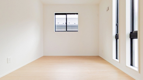 お部屋のアクセントとなる縦長の窓から心地よい光と風が入ります。シンプルで飽きの来ないデザインが日々の暮らし寄り添います。