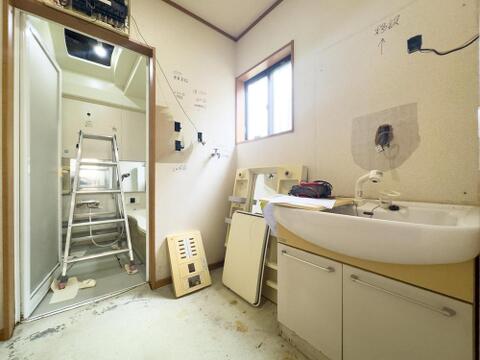 リノベーション中の洗面所は、新しいデザインで機能性も向上。家族の忙しい朝を支える、明るく快適な空間へと変貌します。