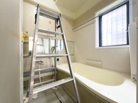 窓から光が差し込む明るい浴室は、一日の疲れを癒す最適な空間です。ゆったりとした浴槽で、お子様との楽しいバスタイムをお過ごしいただけます。