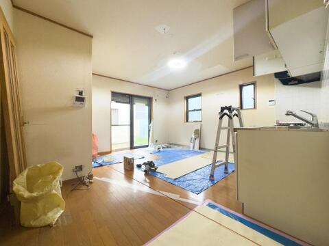 現在リノベーション中の明るい室内。広々とした空間は、家族の成長に合わせて様々な使い方ができる、将来性豊かな住まいへと生まれ変わります。