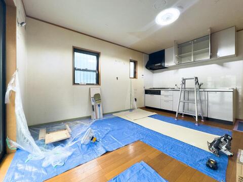 このキッチンで、どんな家族の笑顔が生まれるでしょうか。広々とした調理スペースは、お子様と一緒にお料理を楽しむ時間も叶えます。
