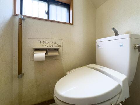 温水洗浄便座と手洗い器付きで快適なトイレ空間。手すりも設置されており、小さなお子様からご高齢の方まで、家族みんなが安心して利用できます。