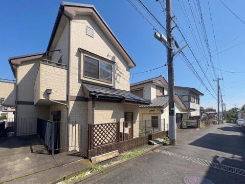 落ち着いたベージュ系の外壁が印象的な物件です。日本の住宅街に溶け込む外観は、家族の穏やかな日常を育むのに最適。周辺環境も良好で、子育て世代にも安心の住まいです。