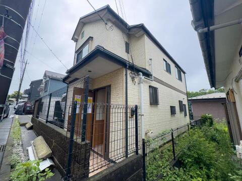 落ち着いた色合いの外観が魅力の二階建て。家族の笑顔が溢れる、新しい毎日をここで始めてみませんか。
