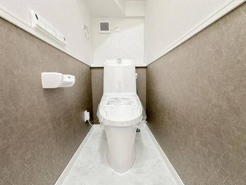 温水洗浄機能付きトイレを新規交換済み。落ち着いたアクセントクロスを採用し、毎日気持ちよくお使いいただける空間に仕上げました。