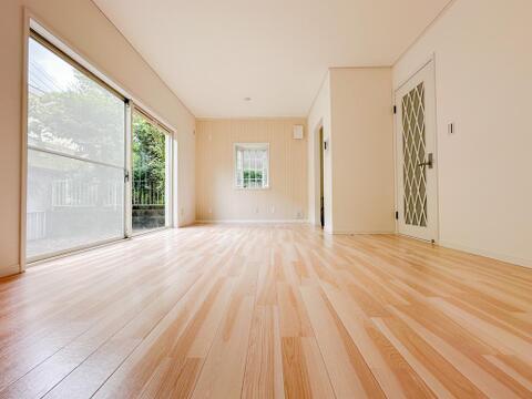 大きな掃き出し窓からたっぷりの陽光が差し込む明るいリビング。お庭の緑を眺めながら、ゆったりとした時間をお過ごしいただけます。