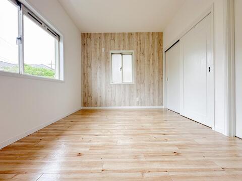 アクセントクロスがおしゃれな洋室。収納付きで家具の配置もしやすく、子ども部屋や書斎、趣味のお部屋など幅広く活用できます。