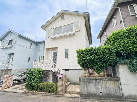 2026年7月内装フルリフォーム完成。水回り設備を一新し、気持ちよく新生活をスタートできます。約36坪の敷地には広々としたお庭付き。4LDKのゆとりある住空間で、ご家族皆様が快適に暮らせる一邸です。