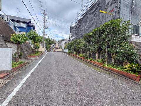 緑豊かな生垣が並ぶ、落ち着いた雰囲気の前面道路。高台に位置する第一種低層住居専用地域内のため交通量が少なく、小さなお子様がいるご家庭も安心して暮らせます。