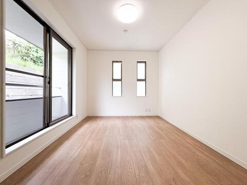 どんな家具も映える、明るく清潔感あふれる洋室。寝室やお子様部屋、書斎など多目的に活用できます。