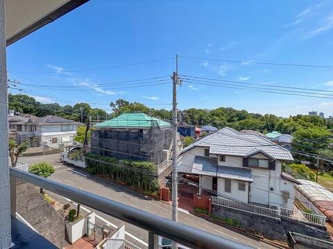 ここから見渡すと澄み渡る青い空に、心地よい風と暖かい日差しが駆け巡ります。※CGで晴天にしております。