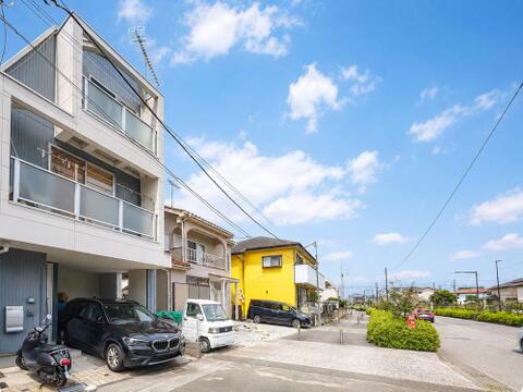 四季折々の自然を感じられる、緑豊かな住環境が魅力の物件です。静かで穏やかな空気が流れ、日々の暮らしの中で癒しを感じられる、心地よい住まいが広がっています。