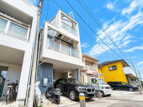 年月を重ねた趣ある佇まいの中古戸建て。落ち着いた外観が周囲の街並みにしっかりと馴染み、長く愛されてきた住まいならではの深みのある風格と安心感があります。