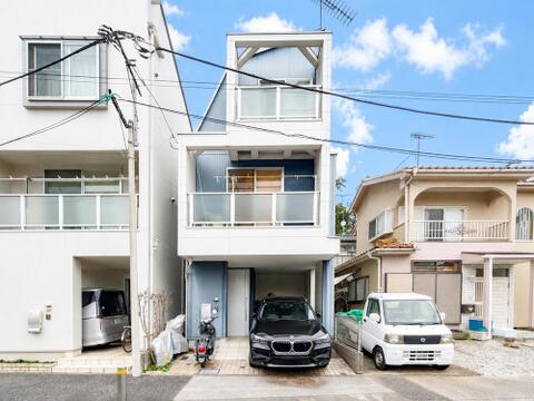 独自の意匠を持つ趣ある外観が印象的な中古戸建て。昔ながらの建築の良さとしっかりとした造りが、今もなお色あせることなく住まいとしての魅力を醸し出しています。