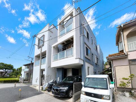 居住中のため生活感が感じられますが、室内は丁寧に使われ清潔に保たれています。大切に暮らされた住まいは快適にお使いいただける状態です。