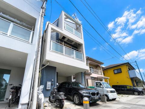 通学しやすい立地に位置する住まいです。お子様の毎日の通学が負担になりにくく、家族みんなが暮らしやすい住環境が整っています。
