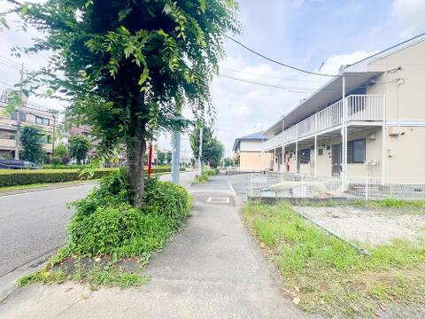 現地(2026年07月)撮影:明るい日差しが差し込む住まいは、四季折々の光を感じながらリラックスできる空間です。日中の自然な明るさで快適な毎日を過ごせます。