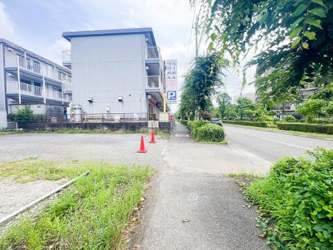 現地(2026年07月)撮影:日当たりが良く、冬も暖かさを感じられる住まいです。光がたっぷりと降り注ぐため、風通しもよく、洗濯物もよく乾きます。