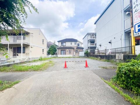現地(2026年07月)撮影:四季折々の自然を感じられる、緑豊かな住環境が魅力の物件です。静かで穏やかな空気が流れ、日々の暮らしの中で癒しを感じられる、心地よい住まいが広がっています。