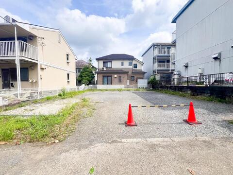 現地(2026年07月)撮影: 陽当たりな住まいで、窓から差し込む自然光が家全体を明るく照らしてくれます。暖かい光が室内に広がるため、心地よいリビング時間を楽しめます。