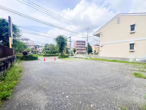 現地(2026年07月)撮影:豊かな自然に恵まれた立地で、朝の空気や木々の緑が心を癒してくれる住まいです。都市の利便性と自然の魅力を兼ね備えた環境で、家族みんなが快適に過ごせる住空間です。