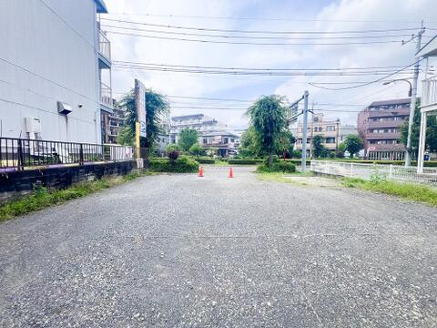 現地(2026年07月)撮影:自然に囲まれた立地で、心安らぐ暮らしが叶う住まいです。窓を開ければ爽やかな風と鳥のさえずりが心地よく、喧騒を離れた穏やかな時間が流れる環境が整っています。