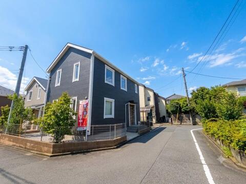 外壁が清潔感を醸し出す、明るい印象の住まいです。陽光が降り注ぐこの家で、家族の笑顔が輝く新生活を始めてみませんか。