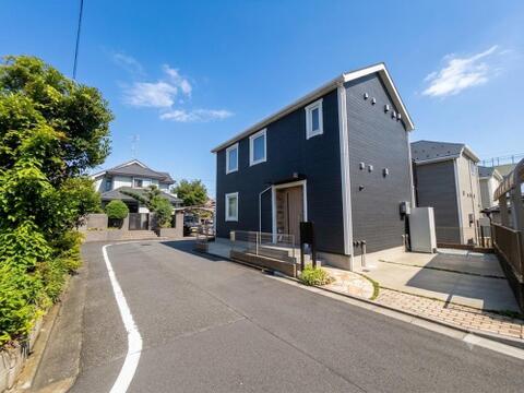 前面道路との段差が少なく車の出し入れもスムーズです。