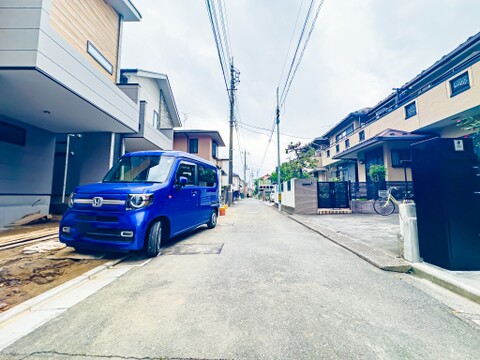前面道路は車通りが少なく、車庫入れがスムーズに行えます。2026/7/3撮影
