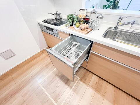 食洗機完備で、家事の手間が大幅に軽減されます。スイッチを押すだけでお皿がきれいになるため、食後の片付けもラクラク。省エネ設計で節水にもつながり、手洗いの負担が少ないので、手荒れも防げます。