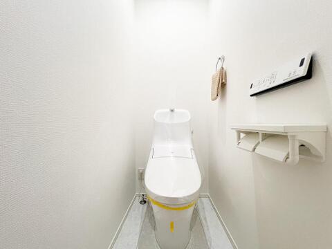 清潔感のあるトイレは、シンプルでモダンなデザインが魅力です。広めのスペースでゆったりと使えるため、毎日の生活がより快適に。綺麗だからこその心地よさを感じられる空間です。