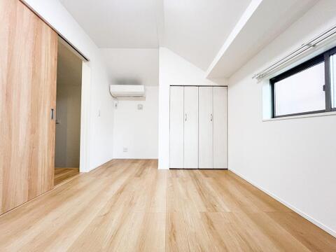 広々な子供部屋は、のびのびと過ごせる空間が魅力です。明るい日差しが差し込み、遊びや勉強に集中できる居心地の良い環境となります。お子さまの成長に合わせたレイアウト変更もしやすく、収納も充実しています。