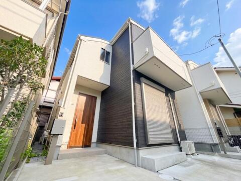 静かな住宅街に位置しており、騒音を気にせずリラックスした毎日を楽しめます。安心感のある環境が整っているため、小さなお子様がいるご家庭や静かに暮らしたい方にもぴったりの立地です。