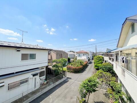 部屋からの眺望が素晴らしく、日常生活に豊かさを感じられる住まいです。遠くの景色が見渡せるため、気分転換やリフレッシュに適した環境が整っており、穏やかな時間を楽しめます。