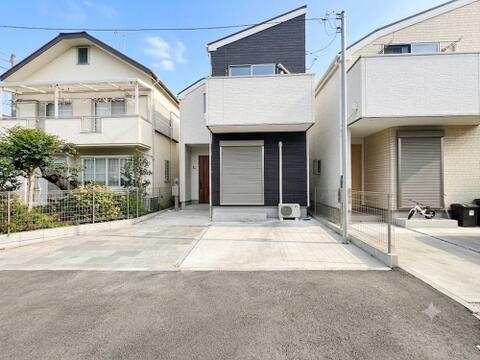 中古戸建てながら、外観は丁寧に手入れが行き届いており、清潔感が感じられます。趣のあるデザインが魅力で、落ち着いた街並みにも馴染む佇まいが、家族の新しい暮らしを迎え入れてくれます。