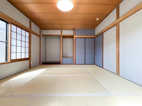 畳の表替えと襖の張り替えを行い、新しく生まれ変わった和室。イグサの香りが広がる癒やしの空間で、客間としてはもちろん日常のリラックススペースとしてもご使用いただけます。