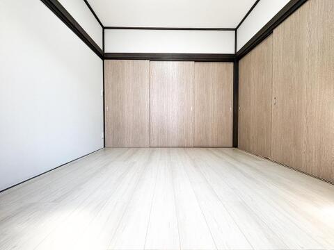 どんな家具も映える、明るく清潔感あふれる洋室。仕切りで仕切られた洋室はLDKとしても使用可能でございます。