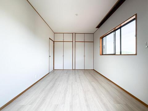 窓から光がたっぷりと差し込む明るい洋室。清々しい空間で、ゆったりと心安らぐ時間をお過ごしください。