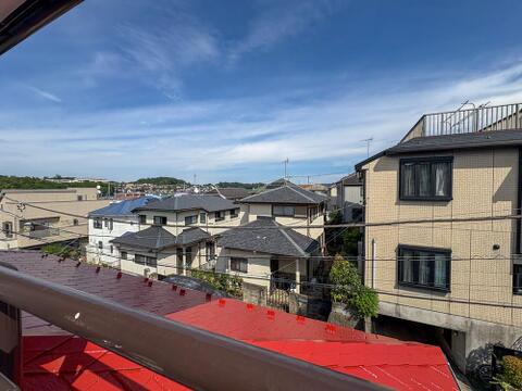 ここから見渡すと澄み渡る青い空に、心地よい風と暖かい日差しが駆け巡ります。