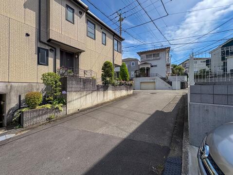 南東側約5.0m公道、アスファルト舗装の前面道路含む現地外観写真となります。車通りも少なく、ゆとりをもって駐車していただけます。