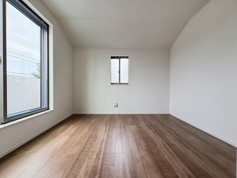 建物側面には小窓がバランス良く配置され、デザイン性と防犯性を両立。白を基調とした外壁は光を反射し、明るく清潔な印象を周囲に与えています。※2026年10月11日撮影