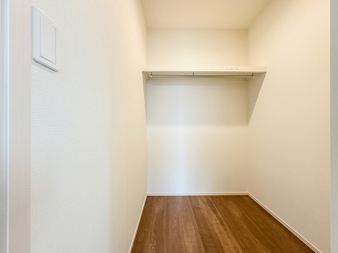 衣類や季節物のアイテムをまとめて収納できる大容量のウォークインクローゼット。洋服選びが楽しくなる広々とした空間で、部屋に物を置かずにすっきり暮らせます。荷物が多い方にも大変嬉しい設備です。