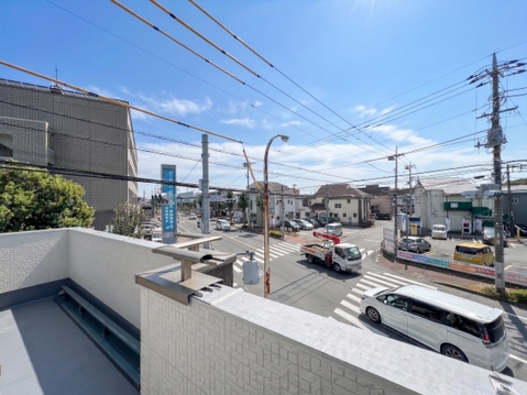 住戸からは視界を遮る高い建物が少なく、開放的な街並みを見渡せます。澄んだ青空と日差しが心地よく、日々の暮らしに開放感を与えてくれる眺望です。(71文字)※完成前の画像となります。